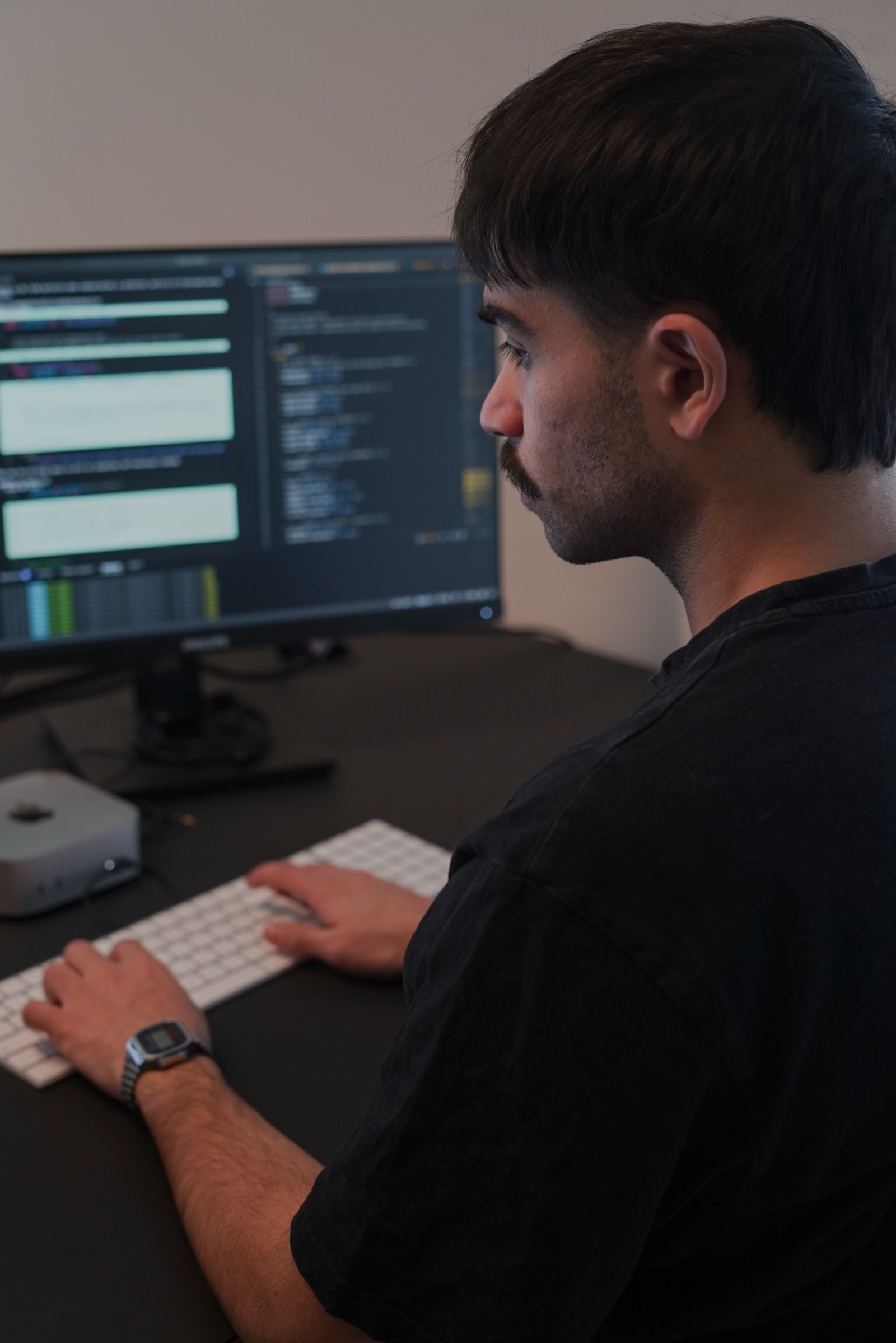 Sewar arbejder ved sit skrivebord